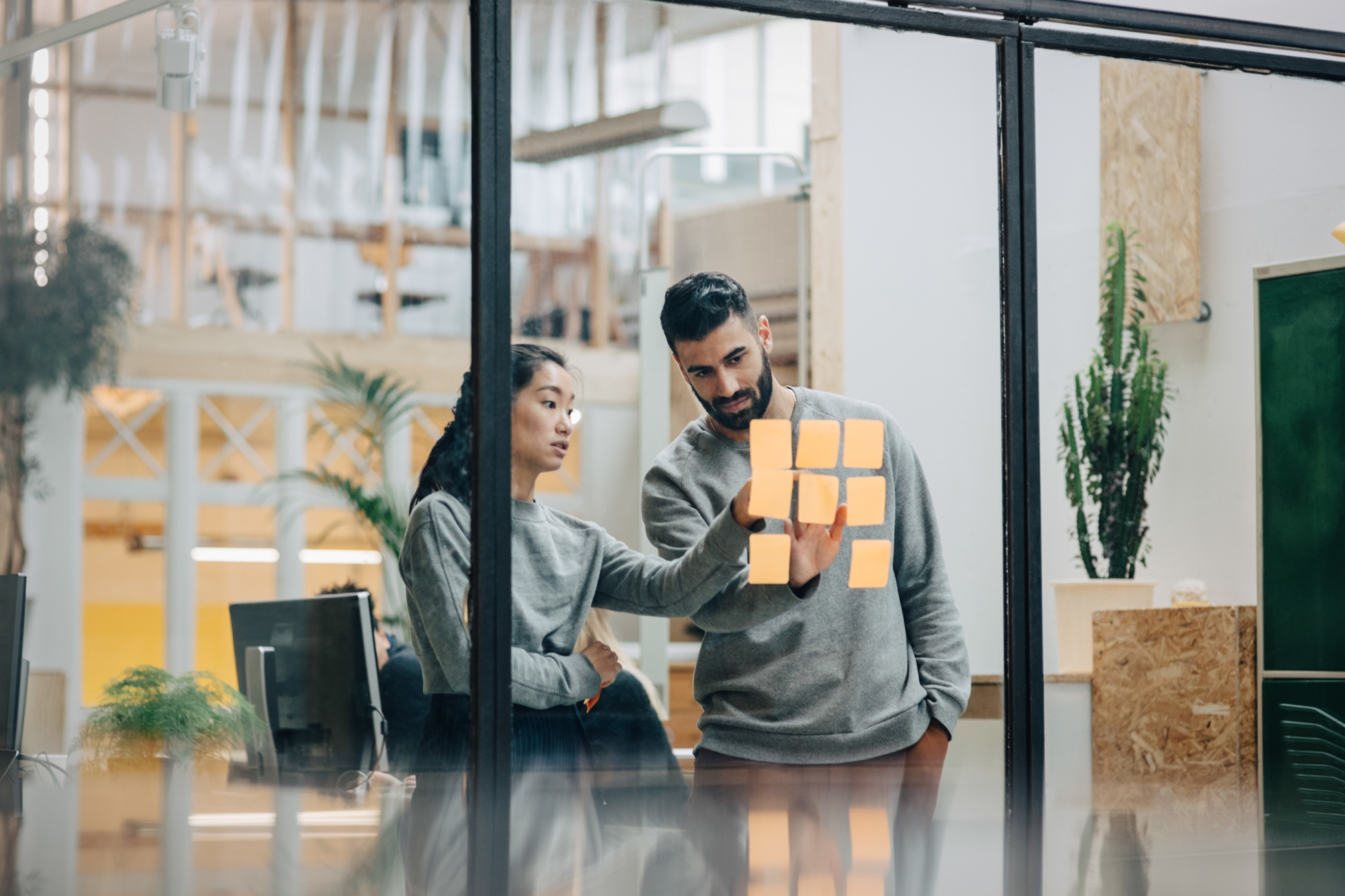 Personer skriver på postitlappar